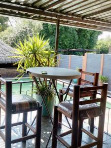 une table et deux chaises assises sur une terrasse dans l'établissement Delightful Home, à Pretoria