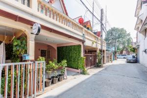 un edificio con plantas al lado de una calle en Baan Mee Suk Ayutthaya en Phra Nakhon Si Ayutthaya