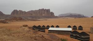un grupo de domos en medio de un desierto en Wadi rum sand Delight camp, en Wadi Rum