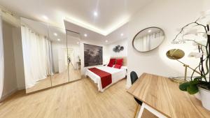 ein Schlafzimmer mit einem Bett und einem Spiegel in der Unterkunft Miramar Luxurious apartment, 3 double rooms for 6 guests, free parking, terrace, new in San Sebastián