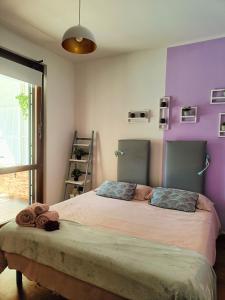 een slaapkamer met een groot bed met paarse muren bij Picnic Room and Pool in Castelnuovo del Garda