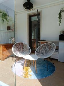 two chairs and a table in a living room at Picnic Room and Pool in Castelnuovo del Garda