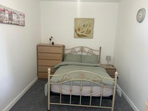 A bed or beds in a room at 3 Bedroom Flat in Town Centre