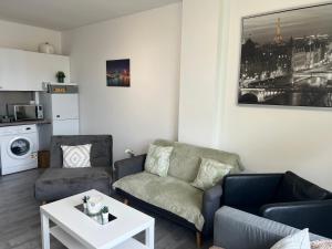 3 Bedroom Flat in Town Centre tesisinde bir oturma alanı