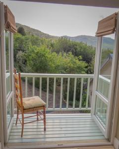 una silla sentada en un porche con vistas en Knysna River View Apartment, en Knysna
