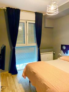 A bed or beds in a room at Appartamento in centro storico - via Mascarella - Università