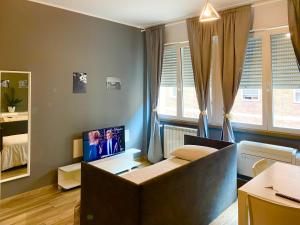 A television and/or entertainment centre at Appartamento in centro storico - via Mascarella - Università