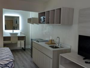 Dapur atau dapur kecil di Magnolia Inn Extended Stay of Kingsland - New 2023 - Book a Kitchen Room - 12 Noon Check Out - Sleep In Late - Better Sleep - Ultra Sparkling - Pool open until until 2AM - Stay and Save Today - 24 Hour Front Desk - Premium Coffee Bar - Award Winning Inn