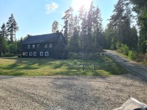 ein Haus an der Seite einer unbefestigten Straße in der Unterkunft Tosthult Holiday 2 in Lönsboda