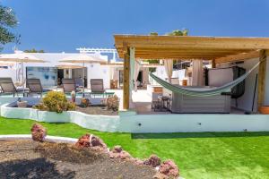 un resort con amaca in cortile di Villa Olive Tree a Playa Blanca