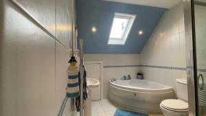 un bagno con vasca, WC e lavandino di Ivy Cottage Seahouses Seaside Hot Tub Retreat a Seahouses Altre 41 foto