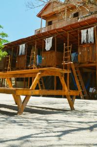 una casa con 2 sillas sobre una mesa de madera en Skycamp Camping Holbox en Holbox Island