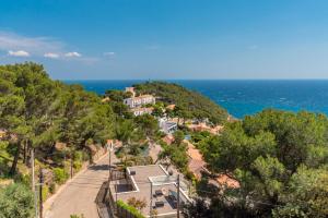 una ciudad en una colina junto al océano en ST-4 BEGUR SA TUNA 4 PAX, en Begur