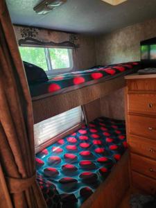 een leeg bed achterin een camper bij Lakeshore Glamping Camping 239 in Portage