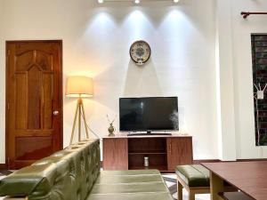 TV a/nebo společenská místnost v ubytování BÊ TÔNG RESIDENCES HOMESTAY