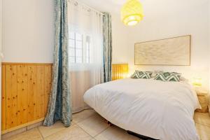 a bedroom with a bed and a window at WELCS CASA 077 EMP cerca del Mar in Empuriabrava