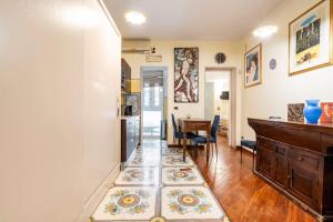 um corredor com uma sala de jantar e uma mesa em Araba Fenice Apartments - Bari Centro em Bari