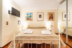 um quarto com uma cama grande e uma televisão em Araba Fenice Apartments - Bari Centro em Bari