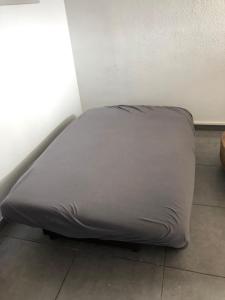 - un lit installé à l'étage dans l'établissement Super beau studio, à Port-la-Nouvelle