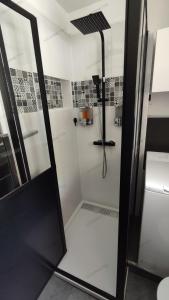 Appartement meublé classé 3 étoiles de 72 m2, 2 chambres tesisinde bir banyo