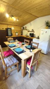 een houten tafel en stoelen in een keuken met een koelkast bij Appartement meublé classé 3 étoiles de 72 m2, 2 chambres in Morzine