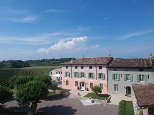una vista aérea de una casa y un viñedo en Agriturismo Relais La Casina, en Cavriana
