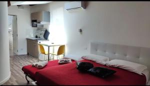 Tempat tidur dalam kamar di San Francesco Rooms and Apartment with Terrace in Palermo