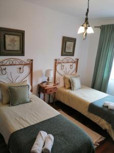 een slaapkamer met 2 bedden en handdoeken bij Villa La Victoria in Tegueste