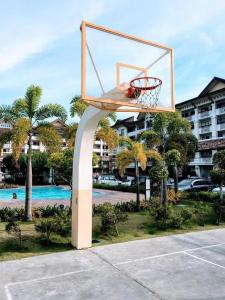 Bazén v ubytování 2BR Condo free pool with wifi near Mall in Davao City nebo v jeho okolí
