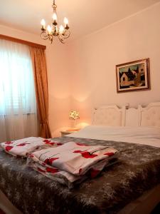 - une chambre avec un lit et une couverture dans l'établissement Apartments Vrisak, à Brist