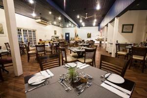a dining room with tables and chairs in a restaurant at Livyd Angra dos Reis in Angra dos Reis