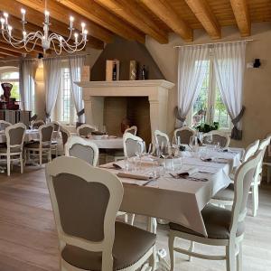 CavrianaにあるAgriturismo Relais La Casinaの長いテーブルと椅子のあるダイニングルーム