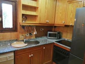 Kuchyň nebo kuchyňský kout v ubytování Amplio apartamento con jardín y piscina Herbasabina 5
