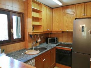 Kuchyň nebo kuchyňský kout v ubytování Amplio apartamento con jardín y piscina Herbasabina 5