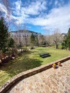 a park with a picnic table in the grass at Amplio apartamento con jardín y piscina Herbasabina 5 in Pla de l'Ermita