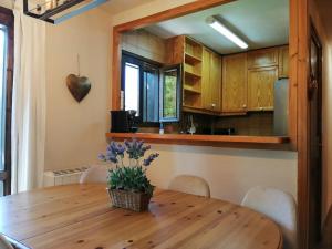 Kuchyň nebo kuchyňský kout v ubytování Amplio apartamento con jardín y piscina Herbasabina 5