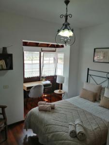 een slaapkamer met een bed met twee handdoeken erop bij Villa La Victoria in Tegueste