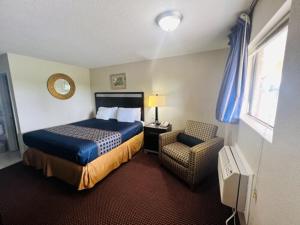 Postel nebo postele na pokoji v ubytování Americas Best Value Inn - Edna