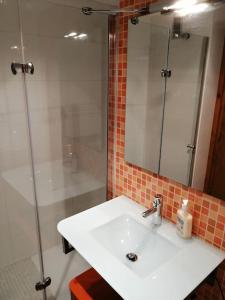 Koupelna v ubytování Amplio apartamento con jardín y piscina Herbasabina 5