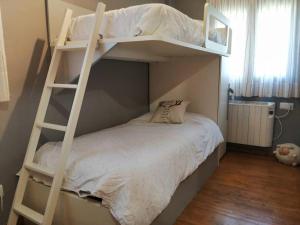 Postel nebo postele na pokoji v ubytování Amplio apartamento con jardín y piscina Herbasabina 5