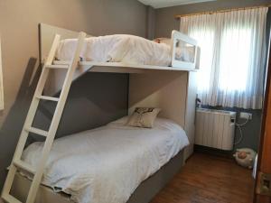Postel nebo postele na pokoji v ubytování Amplio apartamento con jardín y piscina Herbasabina 5