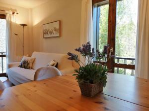 sala de estar con mesa y sofá en Amplio apartamento con jardín y piscina Herbasabina 5, en Pla de l'Ermita