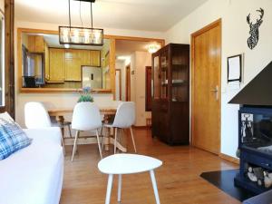 Kuchyň nebo kuchyňský kout v ubytování Amplio apartamento con jardín y piscina Herbasabina 5