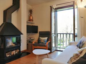 a living room with a couch and a fireplace at Amplio apartamento con jardín y piscina Herbasabina 5 in Pla de l'Ermita
