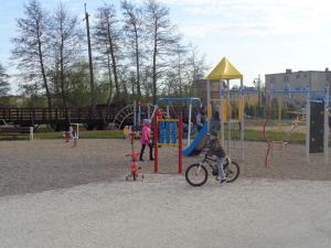 eine Gruppe von Kindern, die auf einem Spielplatz spielen in der Unterkunft Pokoje gościnne Antonia in Władysławowo