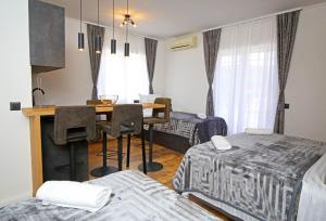 Postel nebo postele na pokoji v ubytování Apartmani Krka Rooms