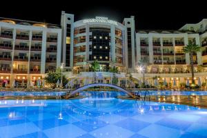 Bazén v ubytování Grand Pasa Hotel nebo v jeho okolí
