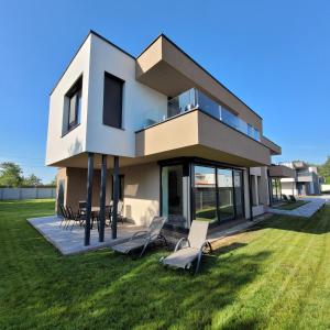 Zea Apartmanház 8646 Balatonfenyves, Présház utca 7. kép - 2