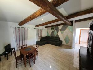 een woonkamer met een bank en een tafel bij Agriturismo Ca Novak Venezia in Spinea