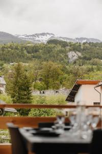 a table with a view of a snow covered mountain at Beau T3 au style moderne #2 in Embrun